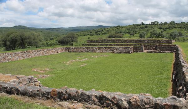 Patio hundido y edificios adyacentes