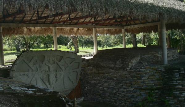 La Noria y Monumento la Sacerdotisa