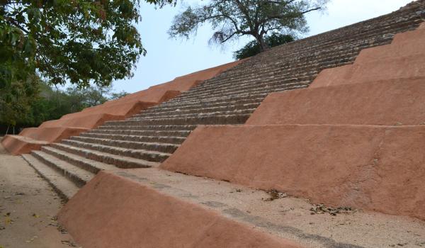 Fachada poniente del Montículo B