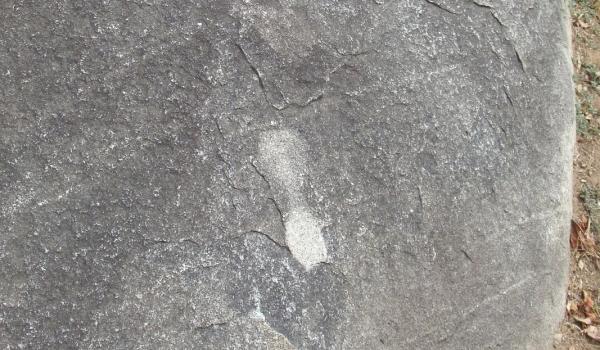 Piedra de los Pies Pintados