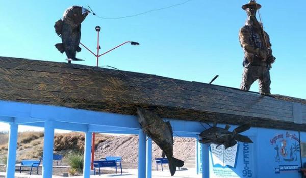 Escultura del pescador en San Francisco de Conchos