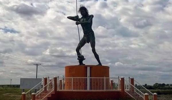 Escultura del pescador en San Francisco de Conchos