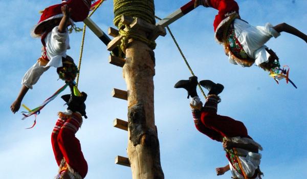La ceremonia ritual de los Voladores