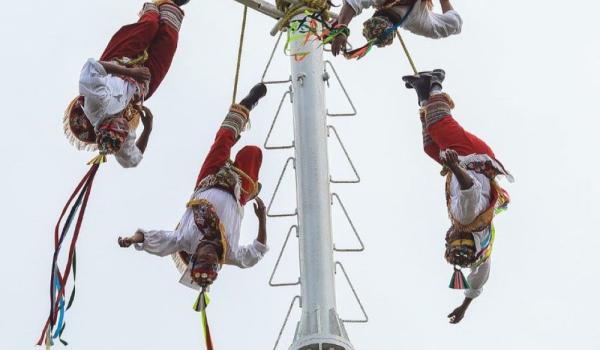 La ceremonia ritual de los Voladores