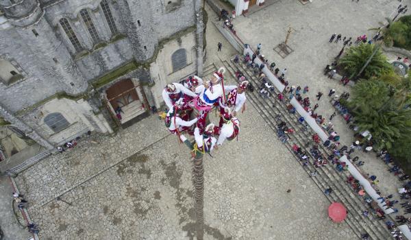 La ceremonia ritual de los Voladores