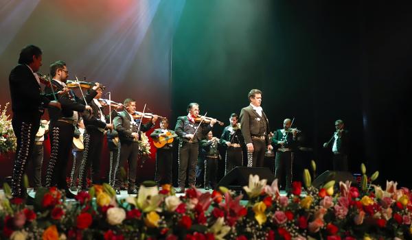 El Mariachi, música de cuerdas, canto y trompeta