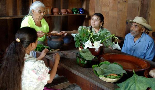 La cocina tradicional mexicana: Una cultura comunitaria, ancestral y viva y el paradigma de Michoacán