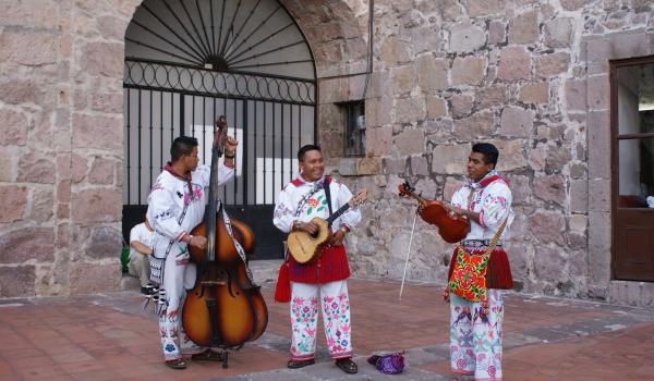 El Mariachi, música de cuerdas, canto y trompeta