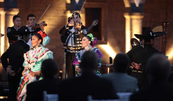El Mariachi, música de cuerdas, canto y trompeta