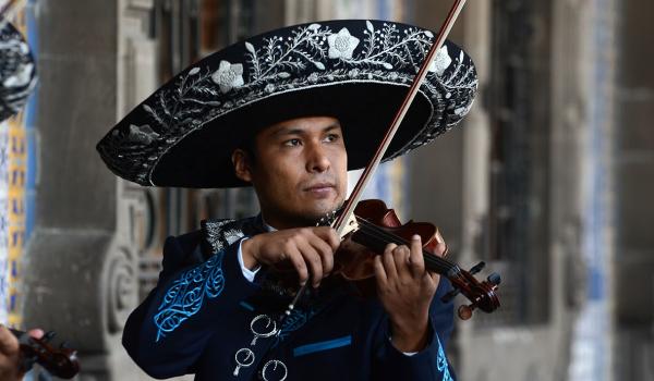 El Mariachi, música de cuerdas, canto y trompeta
