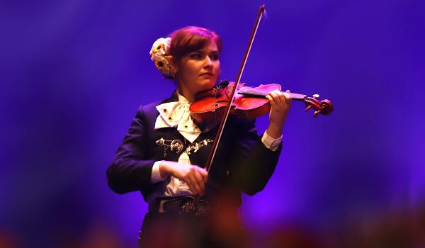 El Mariachi, música de cuerdas, canto y trompeta