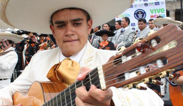 El Mariachi, música de cuerdas, canto y trompeta