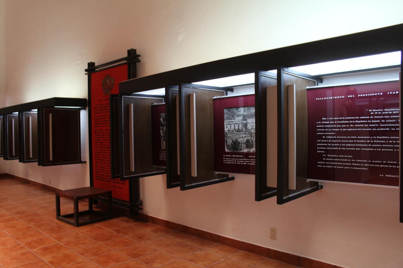 Lado derecho con mamparas para exposición temporal