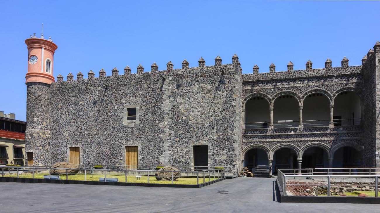 Torreón con reloj