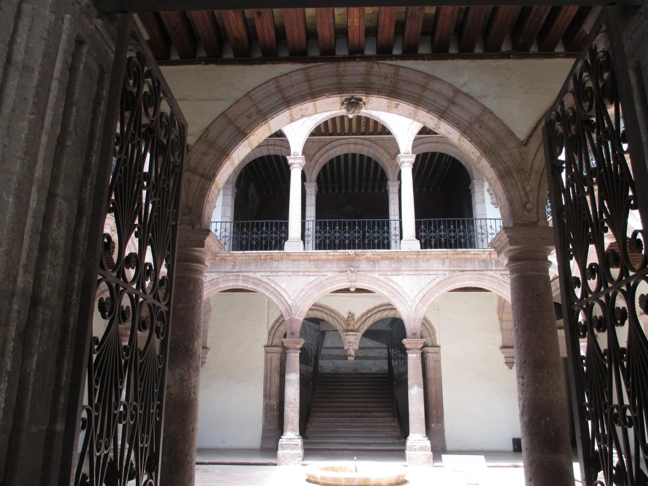 Dos patios (principal y lateral, lado derecho)