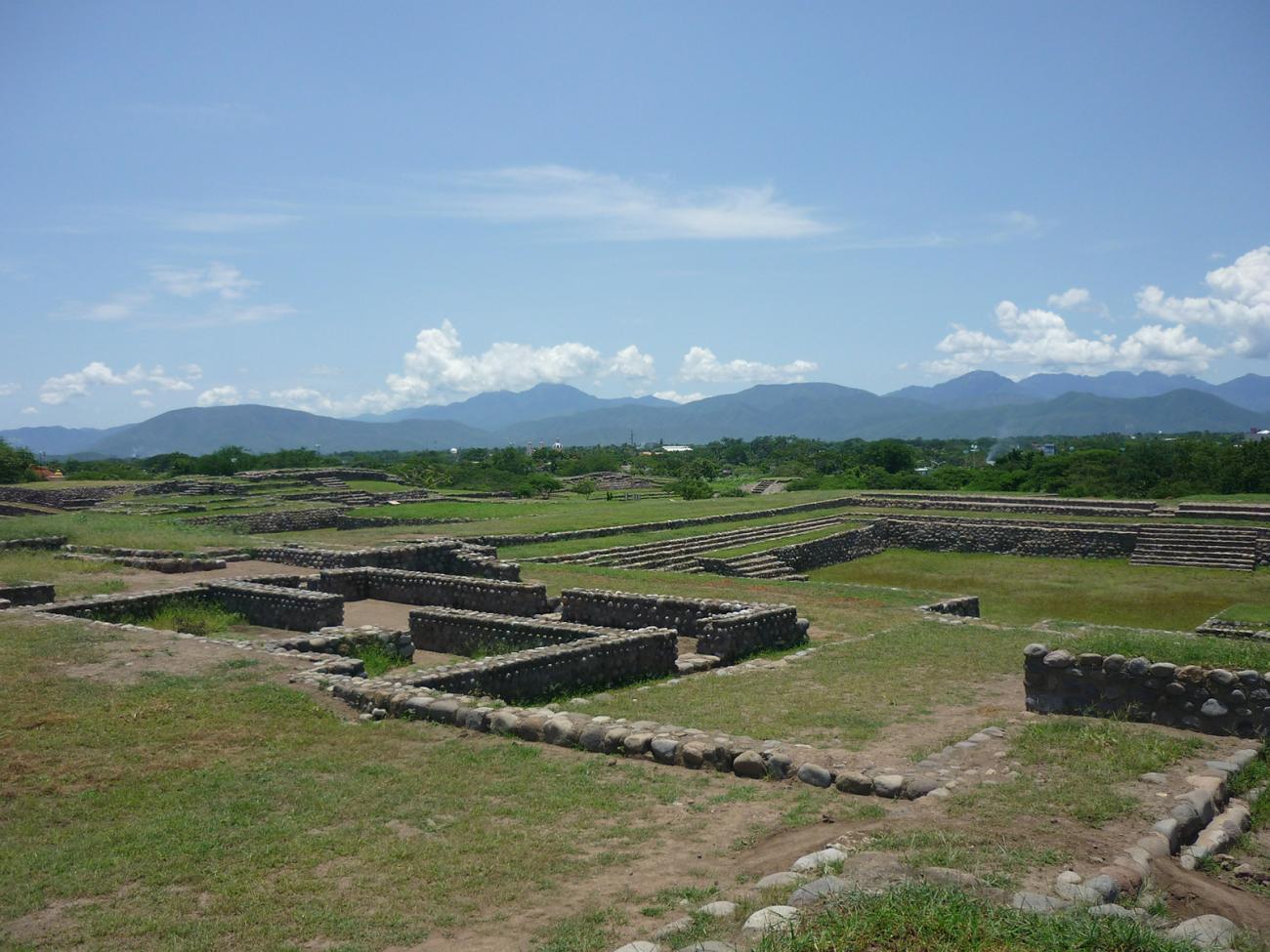 Plaza interna y Plataforma Este