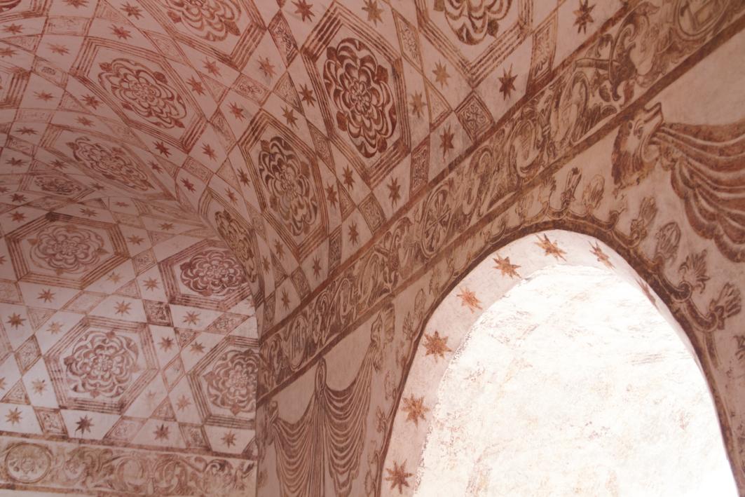 Claustro bajo con pintura mural