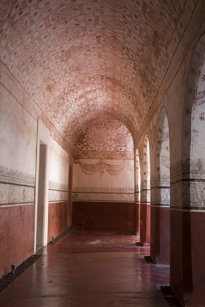 Claustro bajo con pintura mural