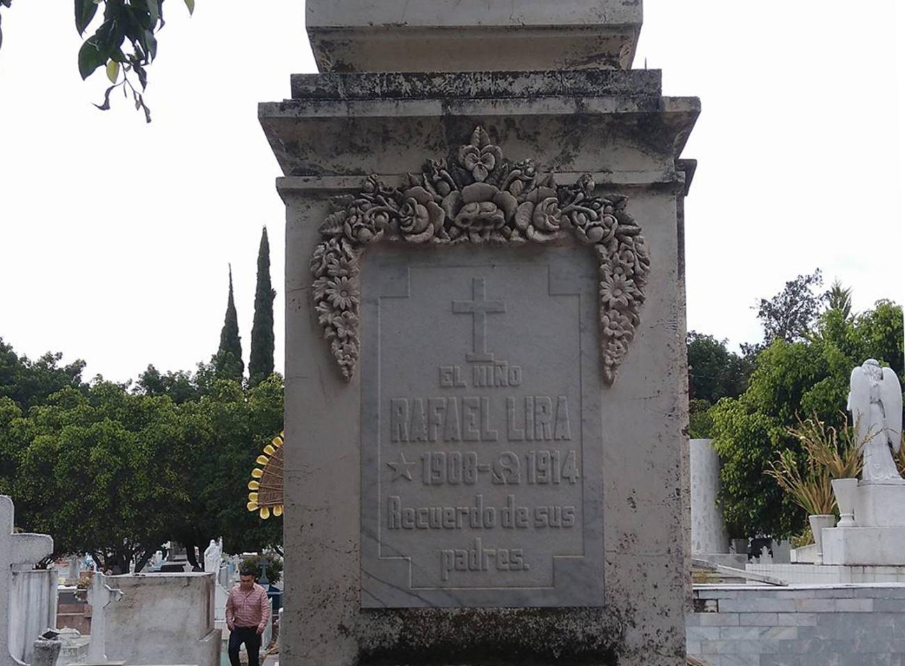 Sepulcro de Rafael Lira