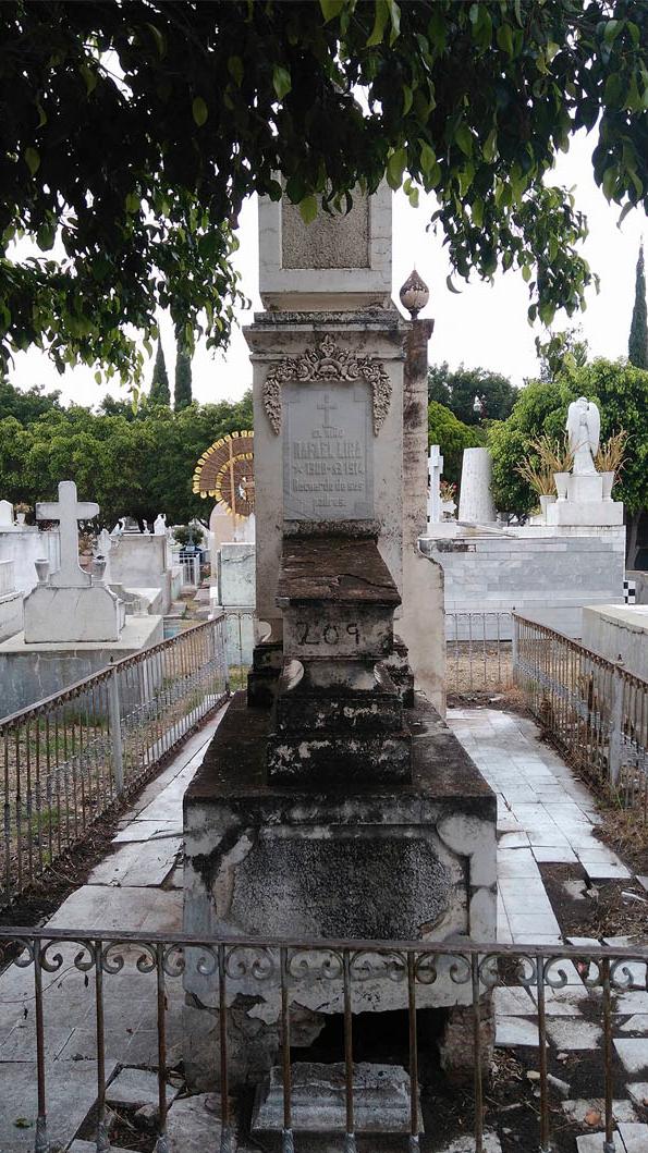 Sepulcro de Rafael Lira