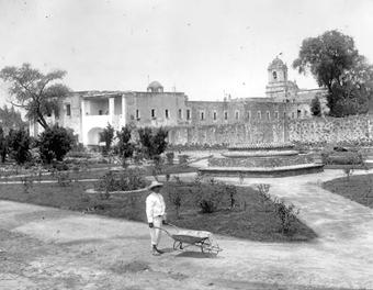 Hombre frente al Ex-Convento de Churubusco