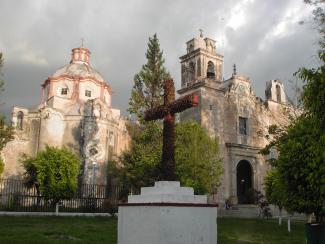 Monasterios del siglo XVI en las faldas del Volcán Popocatépetl