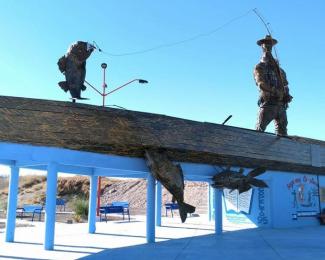 Escultura del pescador en San Francisco de Conchos