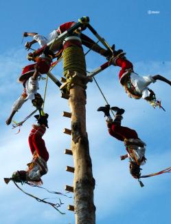 La ceremonia ritual de los Voladores