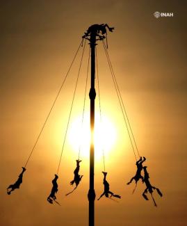 La ceremonia ritual de los Voladores