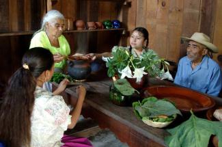 La cocina tradicional mexicana: Una cultura comunitaria, ancestral y viva y el paradigma de Michoacán