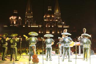 El Mariachi, música de cuerdas, canto y trompeta