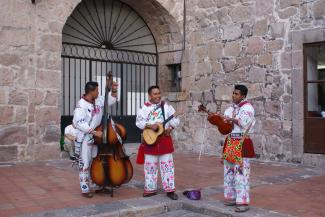 El Mariachi, música de cuerdas, canto y trompeta