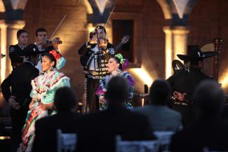 El Mariachi, música de cuerdas, canto y trompeta