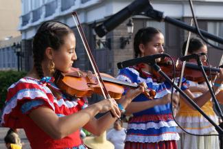El Mariachi, música de cuerdas, canto y trompeta