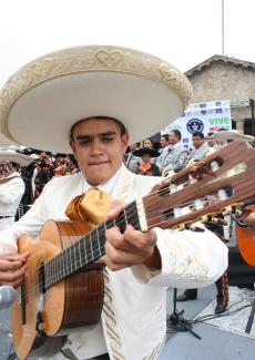 El Mariachi, música de cuerdas, canto y trompeta