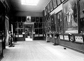 Exposición pictórica en un salón del Museo Nacional de Historia
