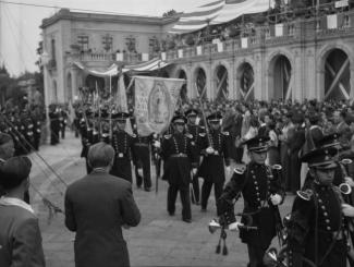 Cadetes desfilan durante la inauguración del Museo Nacional de Historia en el Castillo de Chapultepec