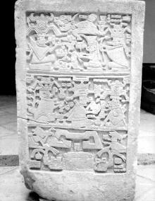 Estela de Monte Albán en museo, vista frontal