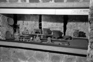 Vitrina con cerámica y figuras antropomorfas