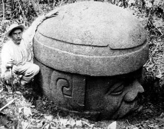Hombre junto al monumento A