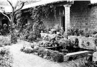 Vista parcial del patio del museo doctor Eusebio Dávalos de Santa Cecilia Acatitlan. Tlalnepantla, Estado de México, México, ca. 1960
