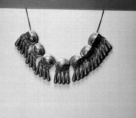 Collar con figuras prehispánicas de Monte Albán