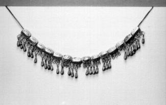Collar con figuras prehispánicas de Monte Albán