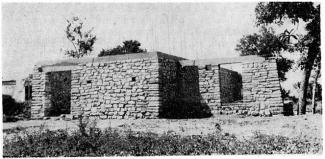 Construcción del primer museo a un lado del campamento