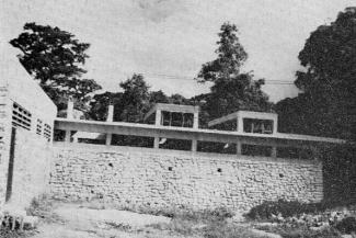 Construcción del primer museo a un lado del campamento