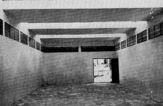 Interior del primer museo a un lado del campamento