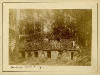 Hombres y Edificio 33 en Yaxchilán, Palacio á Lorillard city