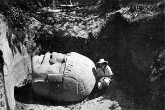 Marion Stirling junto a cabeza colosal olmeca en San Lorenzo Tenochtitlan, 1945-1946