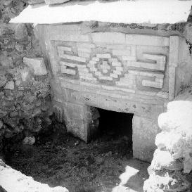 Detalle de una Cruz de Quetzalcóatl en la entrada de una tumba de Yagul ca. 1945