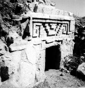 Vista lateral de tumba en Yagul ca. 1955